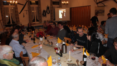 Tisch mit Vereinsmitgliedern am Absenden 2019