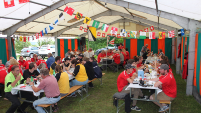 Festzelt gefüllt mit Schützen in der Mittagspause